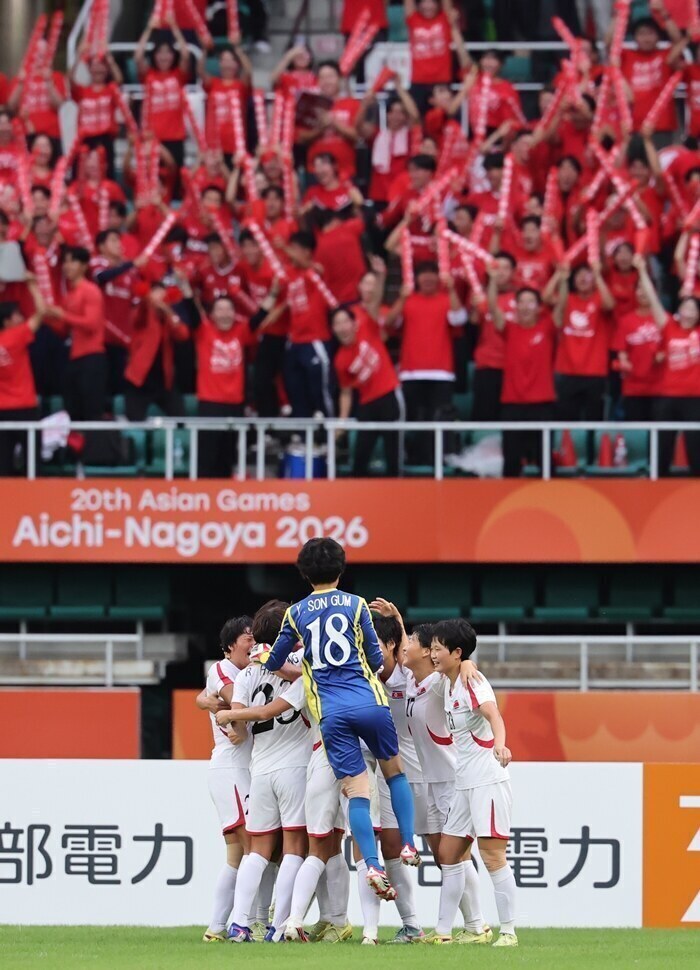 ▲ 21일 일본 시즈오카현 후쿠로이의 시즈오카 스타디움 에코파에서 열린 2026 아이치·나고야 아시안게임 여자 축구 조별리그 대한민국과 북한의 경기. 북한 채은영이 선제골을 넣은 뒤 기뻐하고 있다.ⓒ연합뉴스