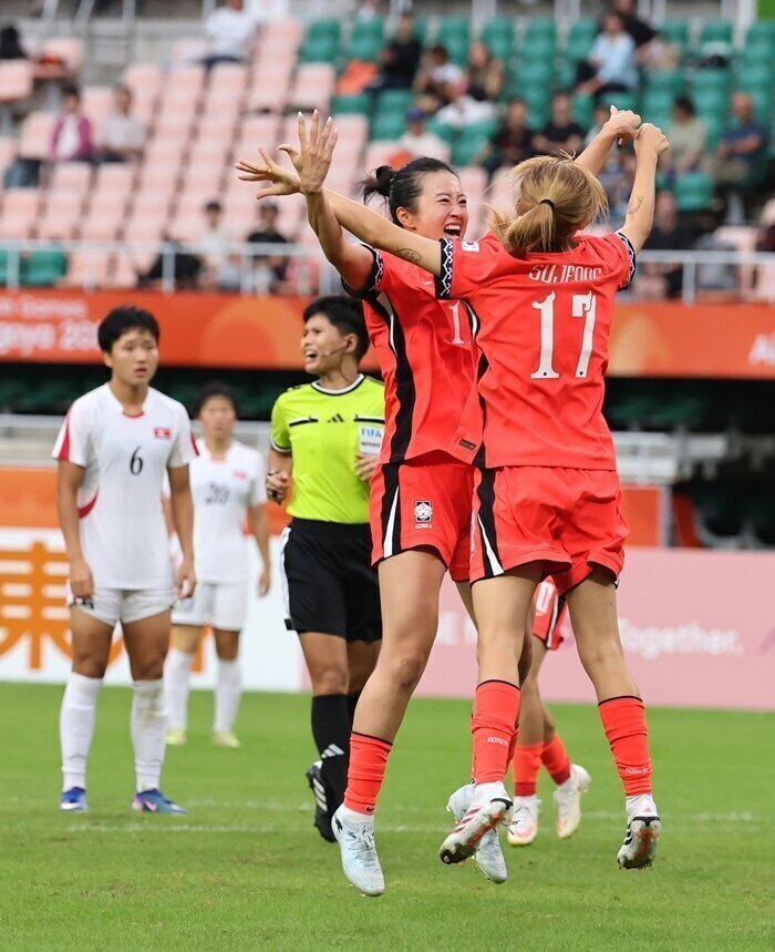 ▲ 21일 일본 시즈오카현 후쿠로이의 시즈오카 스타디움 에코파에서 열린 2026 아이치·나고야 아시안게임 여자 축구 조별리그 대한민국과 북한의 경기. 한국 윤수정이 동점골을 넣고 팀 동료들과 환호하고 있다.ⓒ연합뉴스