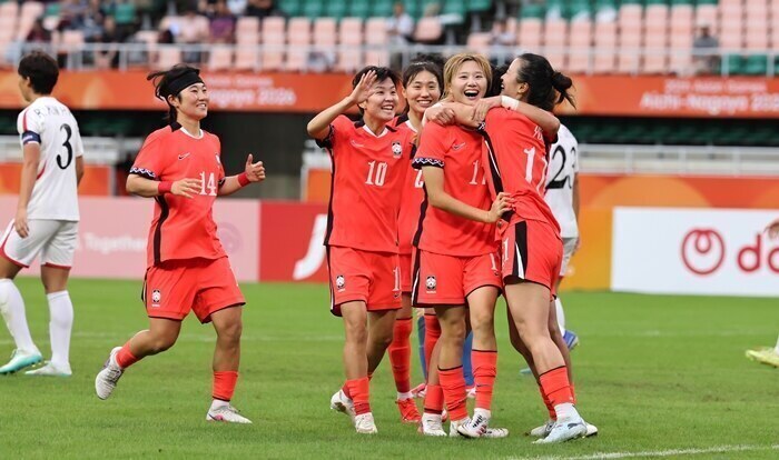 ▲ 21일 일본 시즈오카현 후쿠로이의 시즈오카 스타디움 에코파에서 열린 2026 아이치·나고야 아시안게임 여자 축구 조별리그 대한민국과 북한의 경기. 한국 윤수정이 동점골을 넣고 팀 동료들과 환호하고 있다.ⓒ연합뉴스