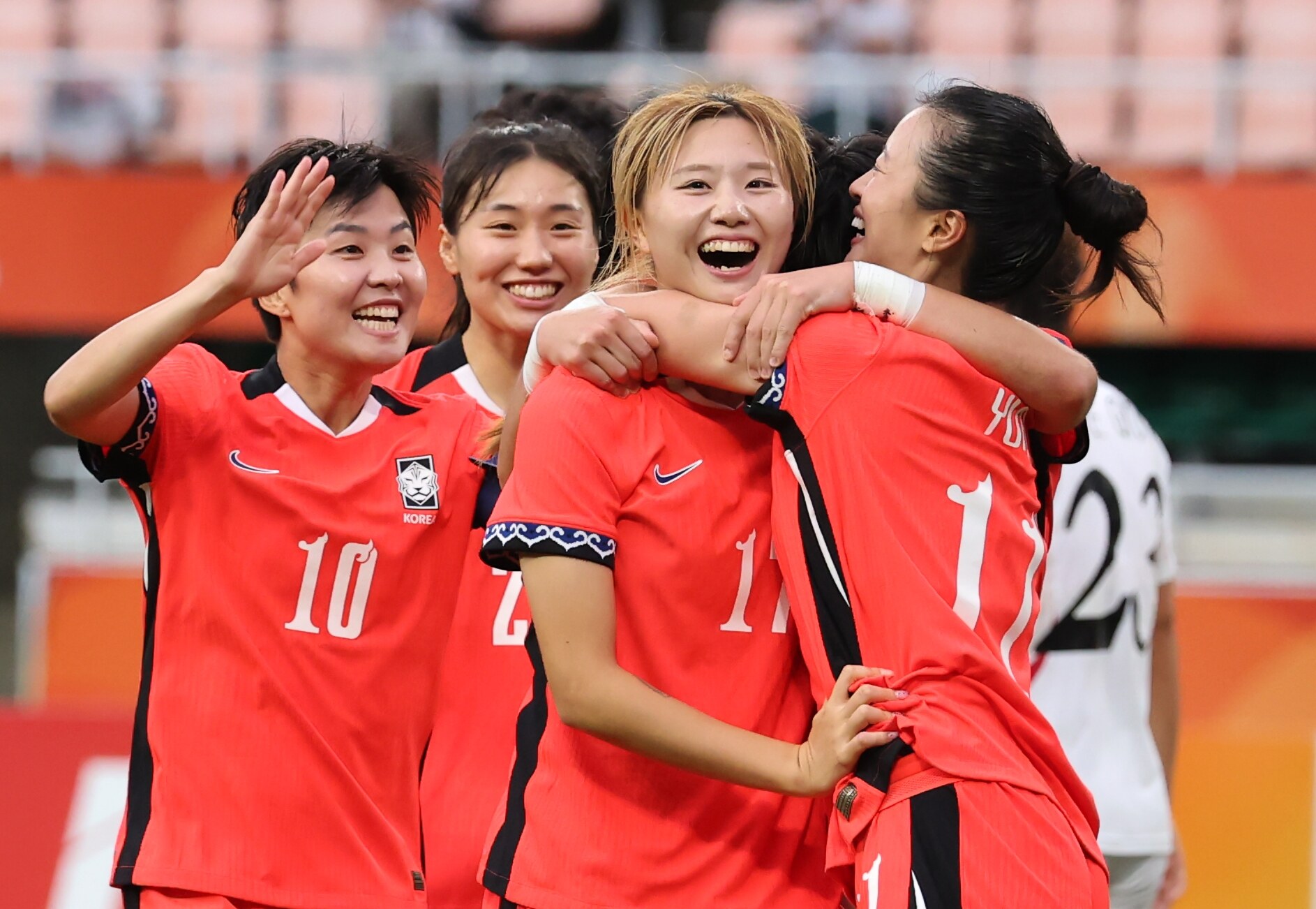 윤수정 벼락 동점골! 北 내고향 흔들더니 AG도 북한 킬러…韓 여자축구, 남북전 1-1 무승부 → 조 1위는 놓쳤다