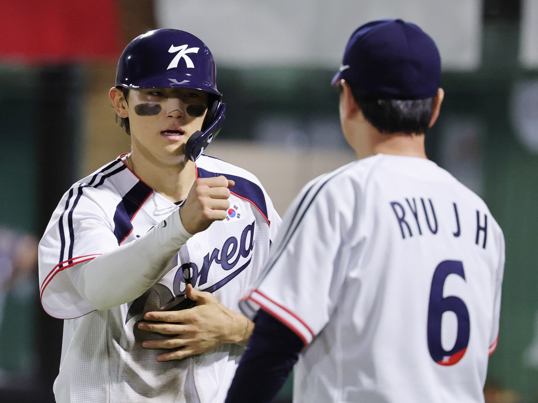 엥 여기 한국인가? 10개 구단 유니폼 다 등장…韓 야구 금메달 위해 모인 KBO 팬들, 선수들도 감동했다