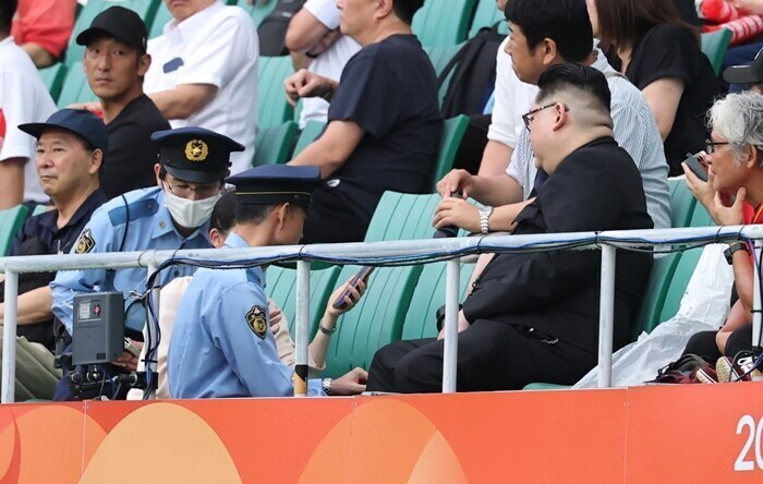 '日 경찰 화들짝' 남북전에 '김정은'이 떴다…미사일까지 들고 나타난 코스프레 남성 → 북한 응원단 옆에서 술렁
