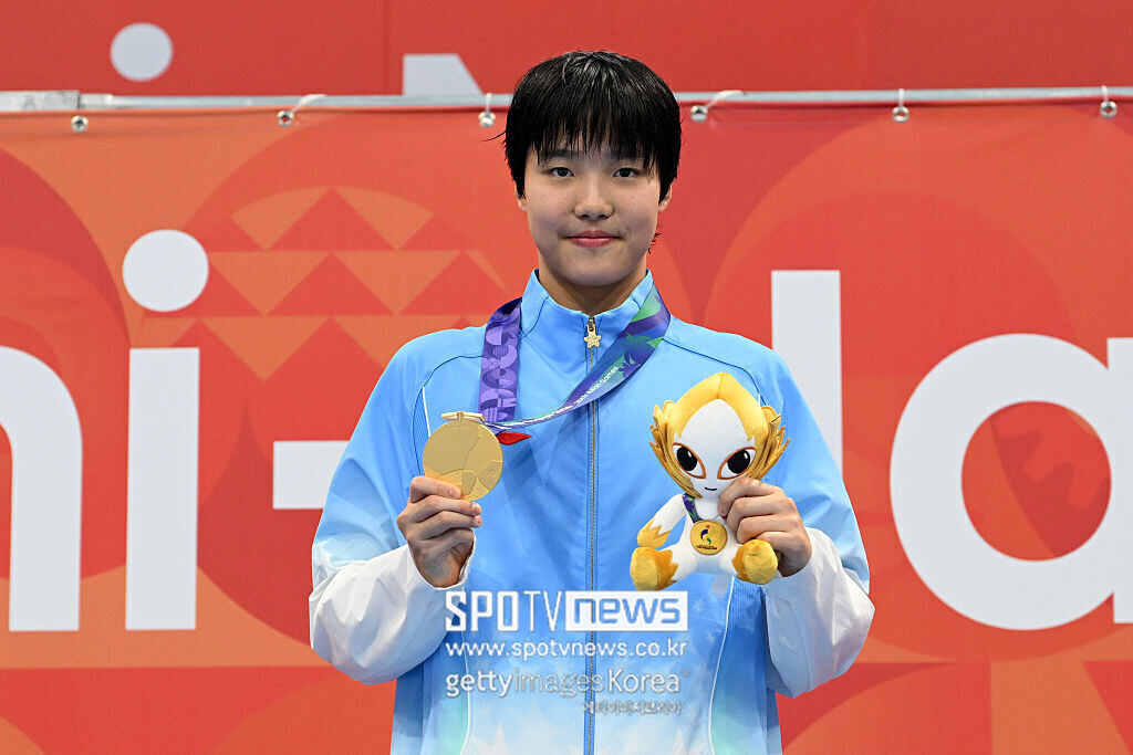 '충격' 13살이 세계新까지 불과 0.30초라니…中 '수영 천재' 2분06초00, 아시아·AG·세계주니어新 싹 갈아치웠다