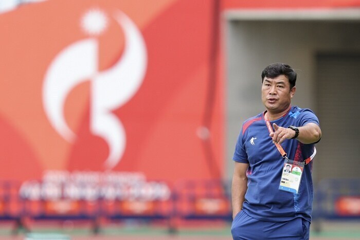 "이상한 걸 묻네" 한국 질문에 발끈한 북한 감독…"축구 말고 다른 것은 안 한다, 축구만 열심히 하다 갈 것"