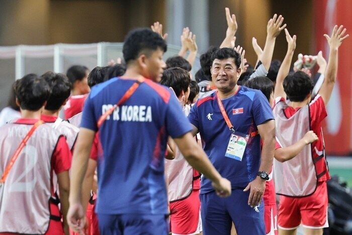 ▲ 14일 일본 오사카 얀마 스타디움 나가이에서 열린 2026 아이치·나고야 아시안게임 여자 축구 조별리그 1차전 북한과 방글라데시의 경기. 10-0 대승을 거둔 북한 대표팀 박성진 감독이 경기가 끝난 뒤 선수들을 격려하고 있다. ⓒ연합뉴스