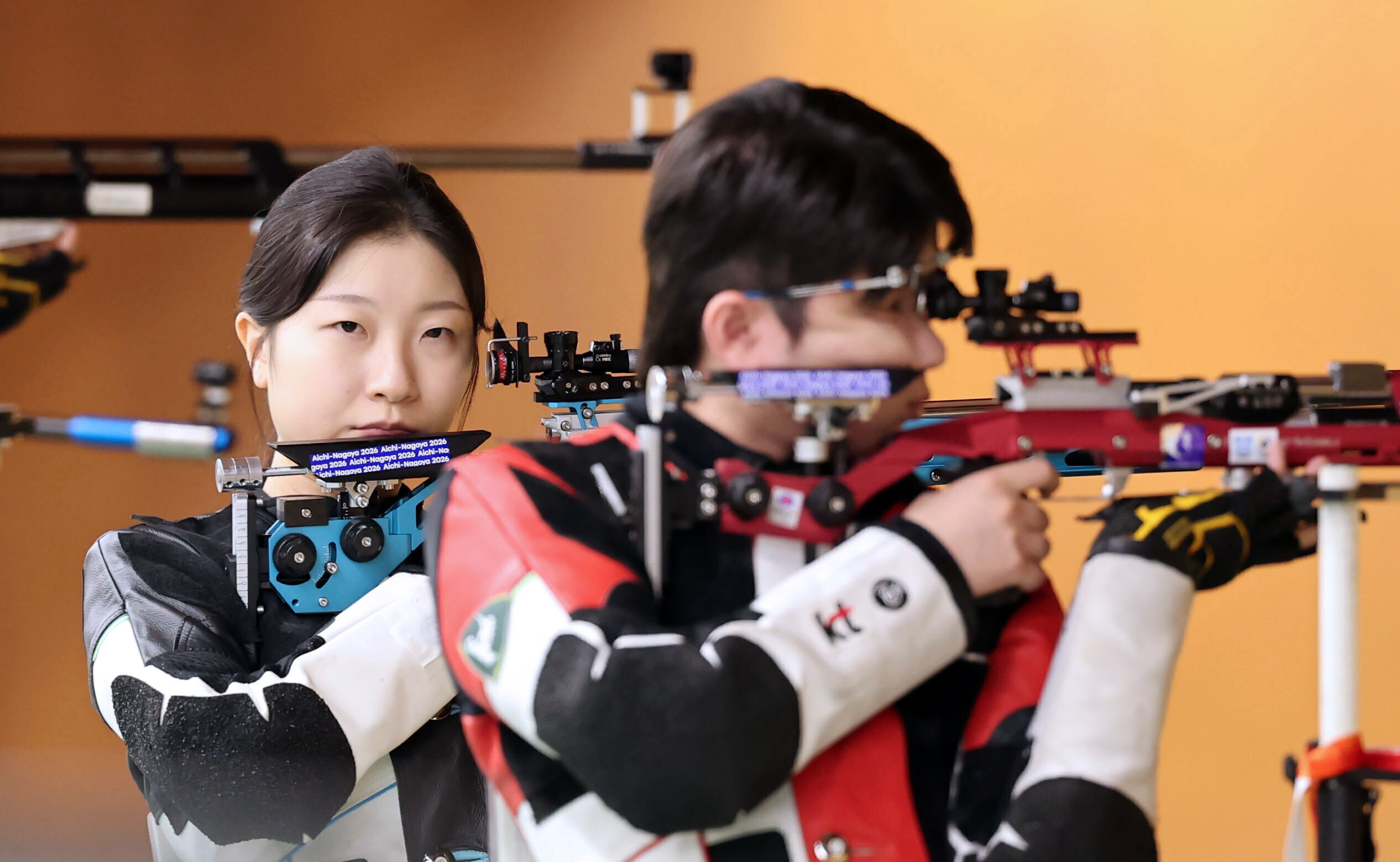 ▲ 22일 일본 아이치현 종합 사격장에서 열린 2026 아이치·나고야 아시안게임 사격 10m 공기소총 혼성 단체전 예선에 출전한 한국 반효진이 집중하고 있다. ⓒ연합뉴스