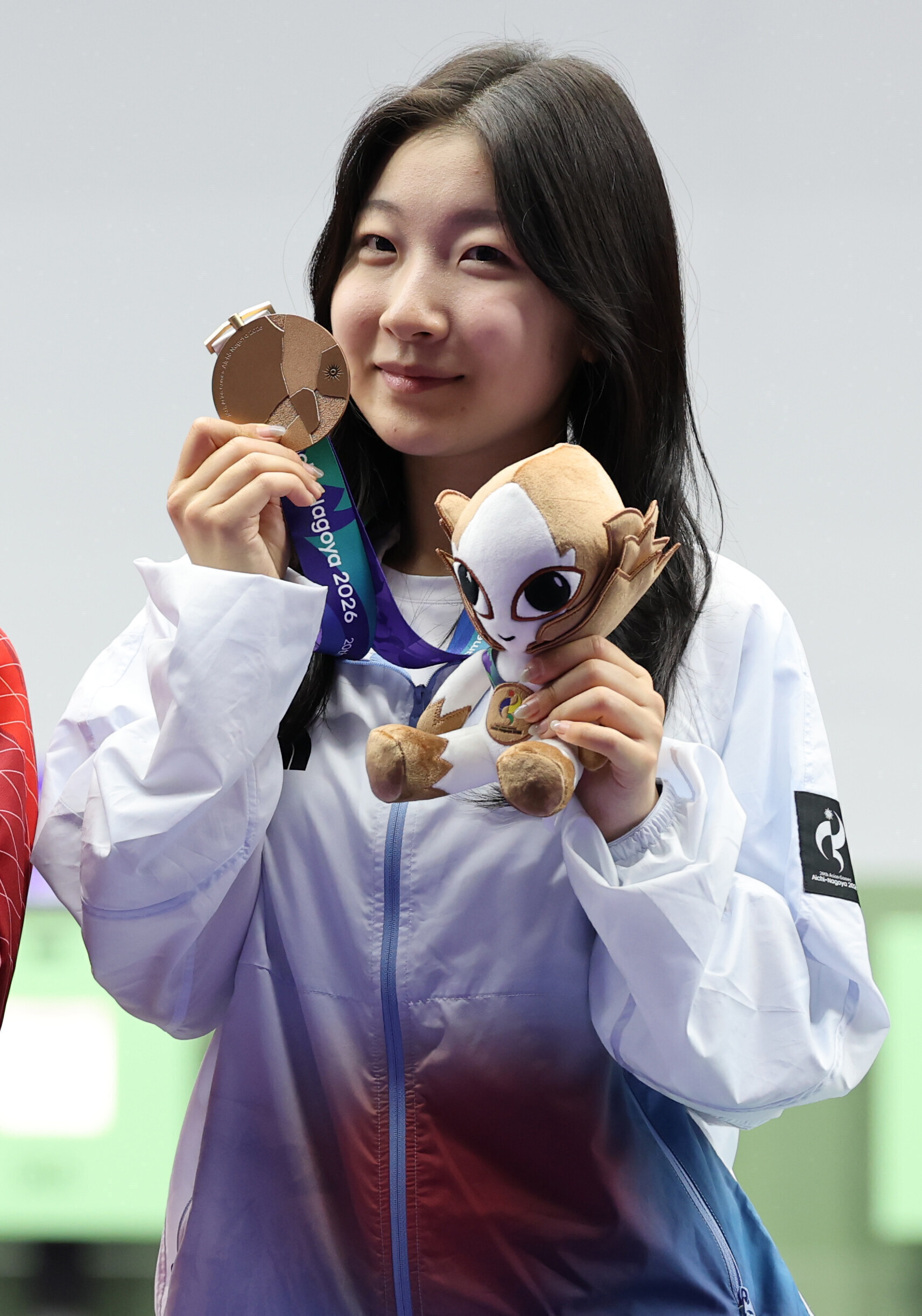 ▲ 20일 일본 아이치현 종합 사격장에서 열린 2026 아이치·나고야 아시안게임 사격 여자 10m 공기소총 개인전 결선에서 동메달을 획득한 한국 반효진이 기념촬영을 하고 있다. ⓒ연합뉴스