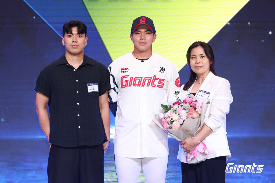 ▲ 2027 KBO 신인드래프트 3라운드 전세 24순번의 롯데 자이언츠의 선택을 받은 대구고 이현민 ⓒ롯데 자이언츠