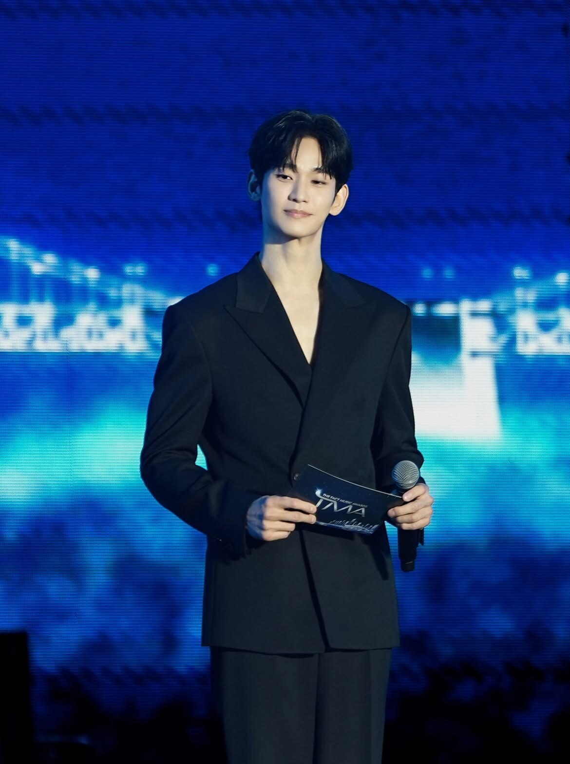 '야윈 얼굴로 웃었다'…김수현, 韓 복귀 무대 '포착'