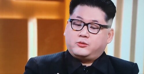 남북 축구에 난데없이 '김정은' 등장…알고 보니 '가짜 김정은', 北 응원단에 접근하다가 경찰 제지당했다