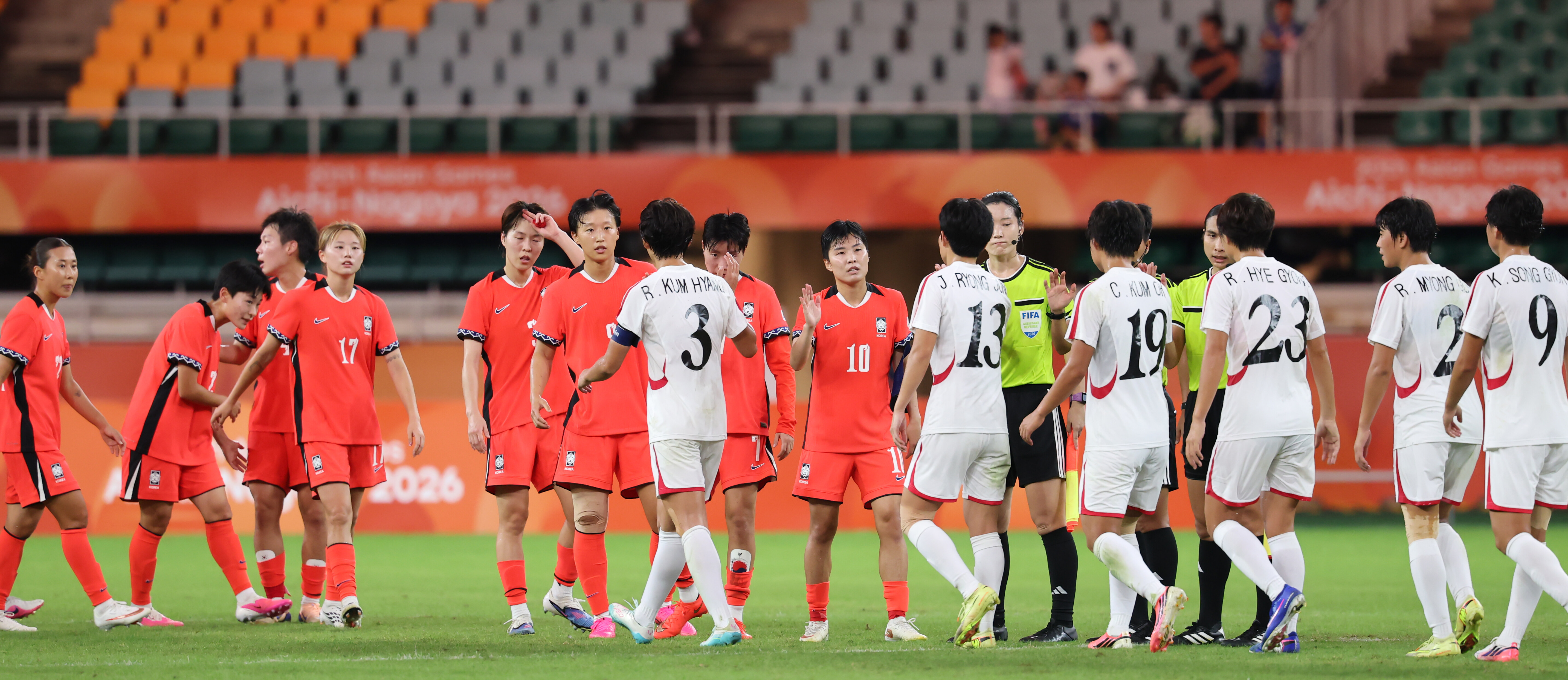 ▲ 21일 일본 시즈오카현 후쿠로이의 시즈오카 스타디움 에코파에서 열린 2026 아이치·나고야 아시안게임 여자 축구 조별리그 대한민국과 북한의 경기. 무승부를 기록한 양팀 선수들이 경기 후 인사하고 있다. ⓒ연합뉴스