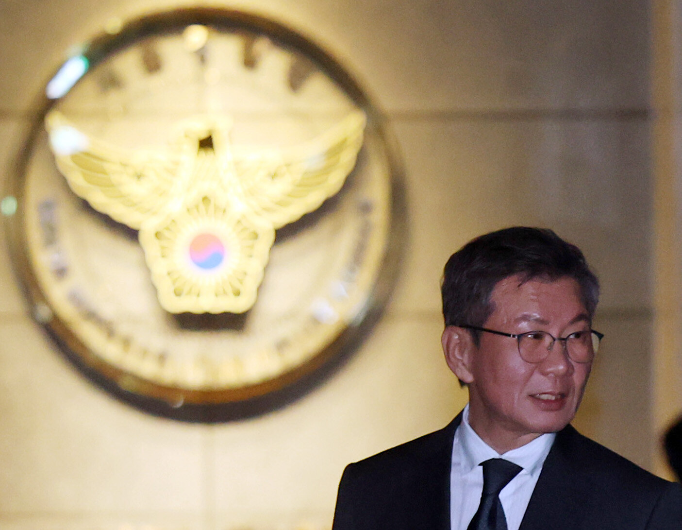 ▲ 홍명보 전 축구대표팀 감독 선임 과정에 부당하게 개입했다는 의혹을 받는 정몽규 전 대한축구협회 회장이 2일 경찰 조사를 마친 뒤 서울경찰청 광역수사단 금융범죄수사대를 나서고 있다. ⓒ연합뉴스
