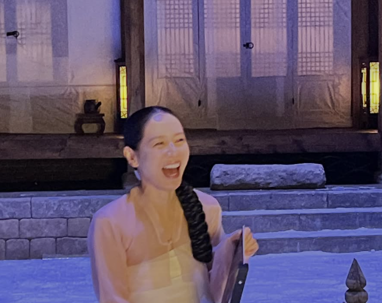 손예진, '스캔들' 촬영 끝나고 누구보다 기뻐했다...촬영 마지막 현장 사진 공개