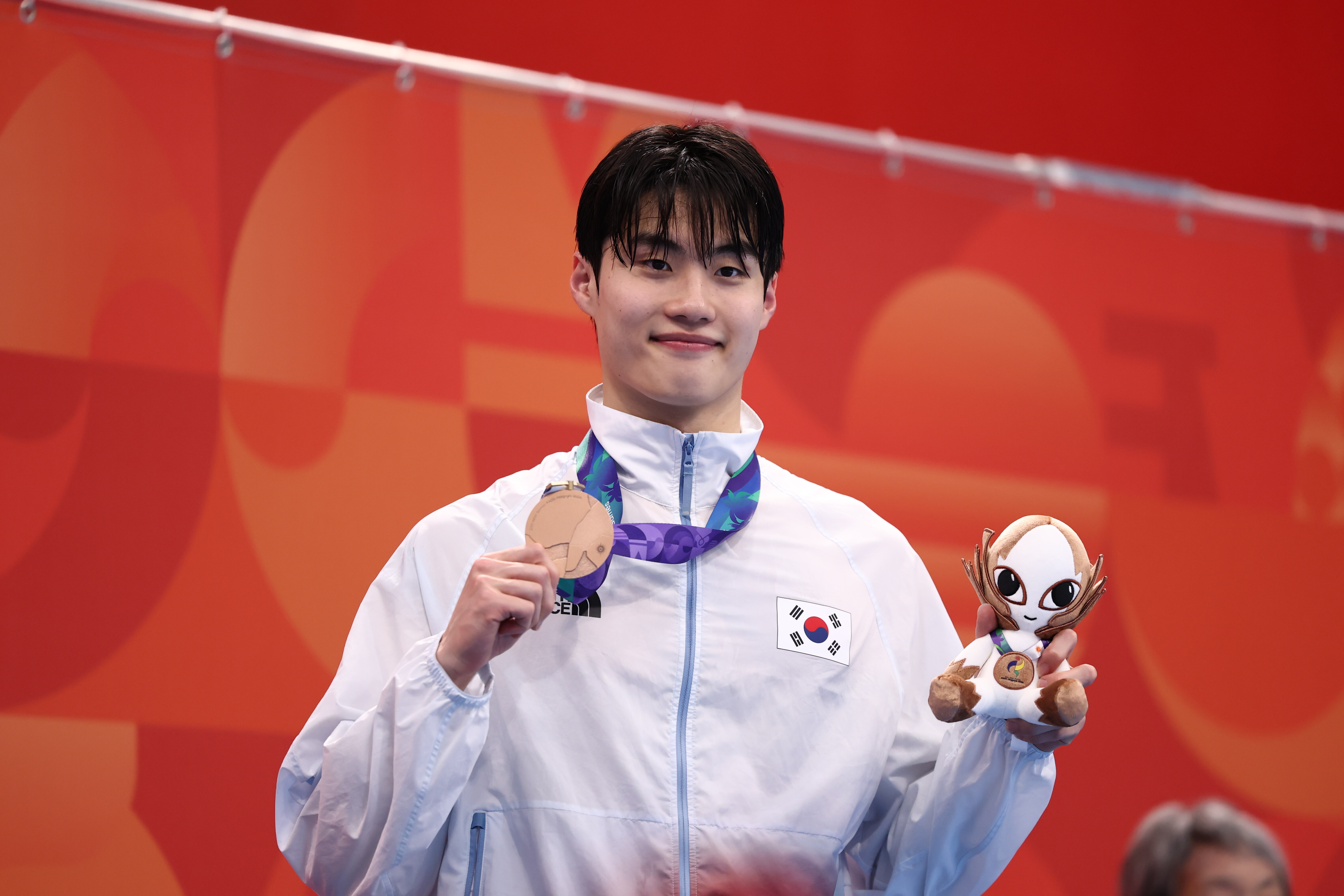 황선우 亞 기록 위험하다? 中 19살 괴물 '1분42초92' 충격 질주…中 "개인전으로 쳐도 1분43초60, 쑨양 기록 삭제"→계영 수치임에도 기대감 폭등