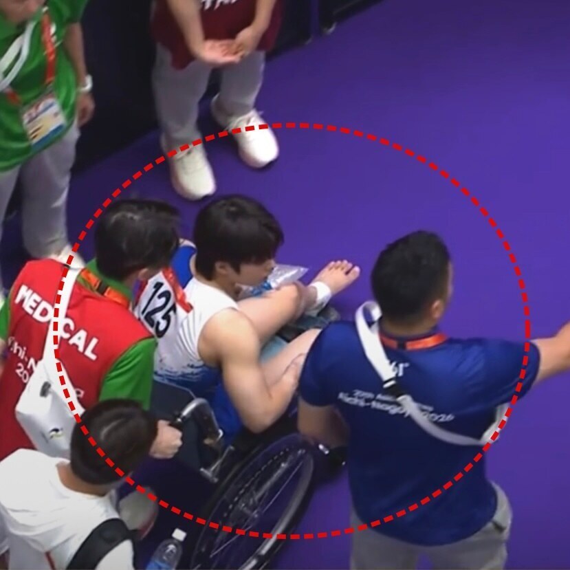 이럴 수가! 휠체어 탄 韓 체조 서정원, 결국 개인전 못 뛴다…현지 병원서 ‘왼쪽 무릎 부상’ 확인