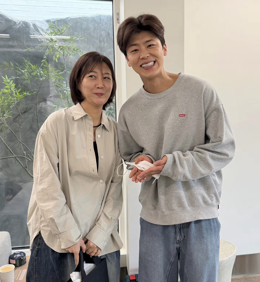 심수봉 논란 속…장윤정, 후배들 줄줄이 찾아왔다 "추석이라고 바리바리"