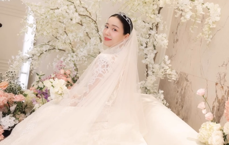 '사업가♥' 류화영 "결혼 아직 꿈같지만…부부가 되어가고 있다고 느껴"