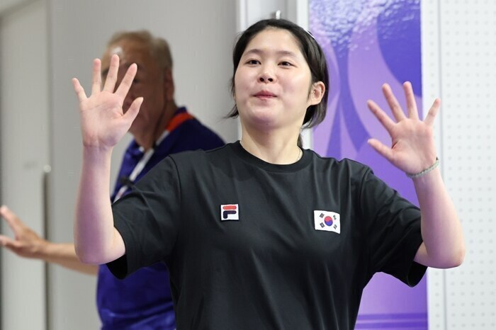 ▲ 23일 일본 아이치현 종합 사격장에서 열린 2026 아이치·나고야 아시안게임 사격 여자 10m 공기권총 결선에 출전한 한국 추가은이 경기장으로 입장하고 있다.ⓒ연합뉴스