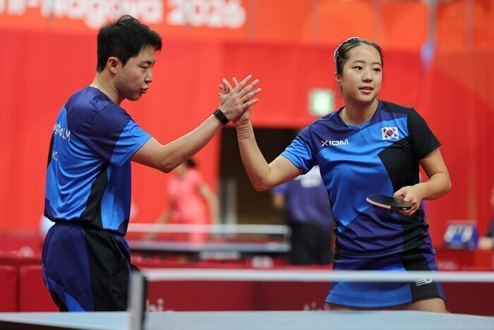 ▲ 23일 일본 아이치현 스카이홀에서 열린 2026 아이치·나고야 아시안게임 탁구 혼합복식 2라운드 대한민국과 카타르의 경기. 승리를 거둔 대한민국 임종훈-신유빈이 기뻐하고 있다. ⓒ연합뉴스