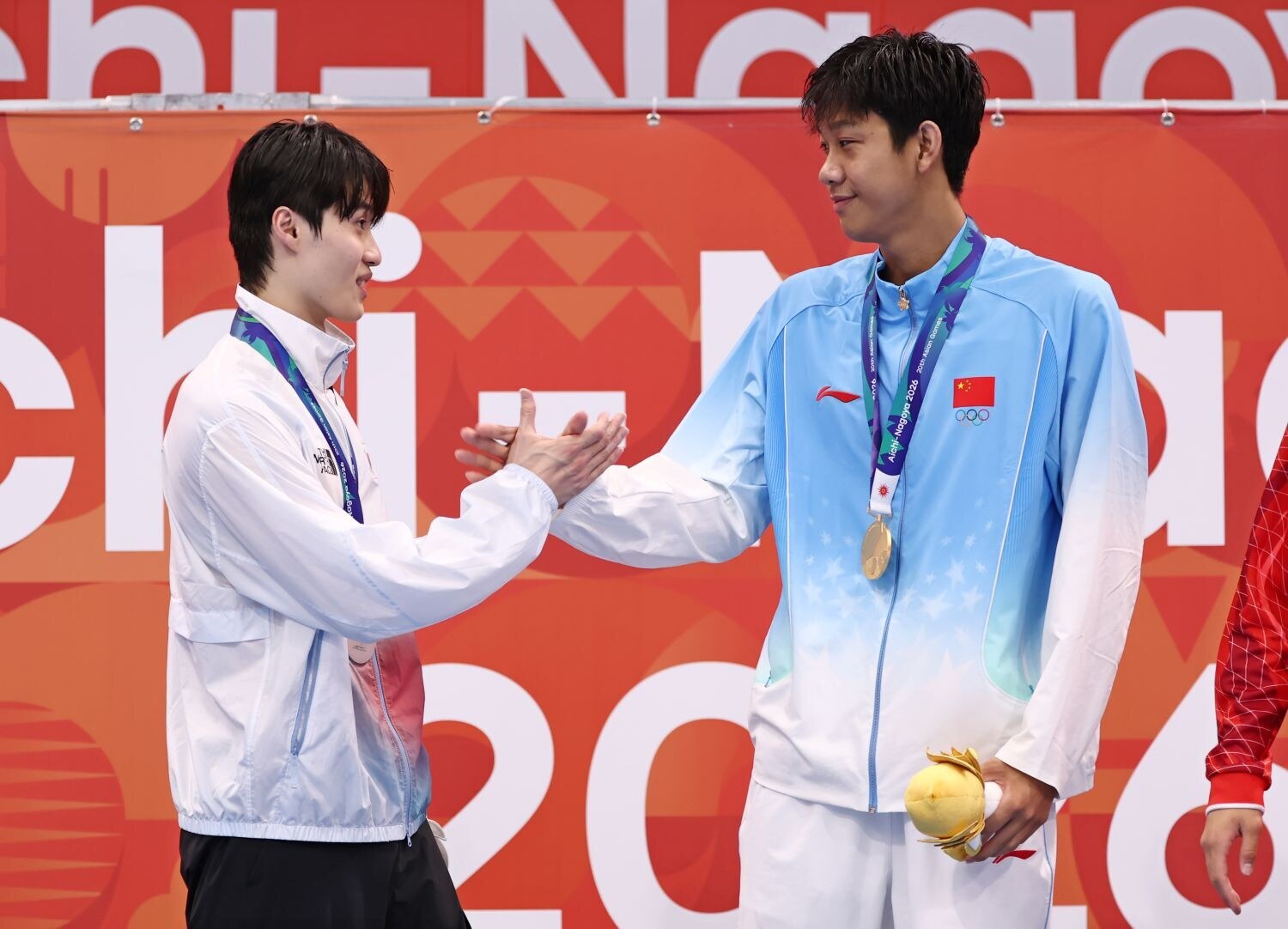 ▲ 장잔숴(오른쪽)는 23일 남자 자유형 200m에서 아시아 최강자였던 황선우의 기록을 깨뜨리며 금메달을 목에 걸었다 ⓒ연합뉴스