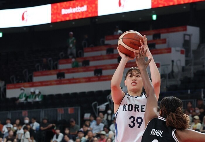 '100점 돌파' 한국 여자농구 외곽포 폭죽…인도네시아 42점차 박살 내고 4강 "중국 나와라"