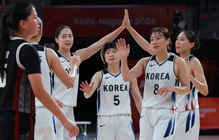 ▲ 24일 일본 나고야 아이치 인터내셔널 아레나에서 열린 2026 아이치·나고야 아시안게임 여자 농구 한국과 인도네시아의 8강전에서 101-59로 승리한 한국 선수들이 기뻐하고 있다. ⓒ연합뉴스