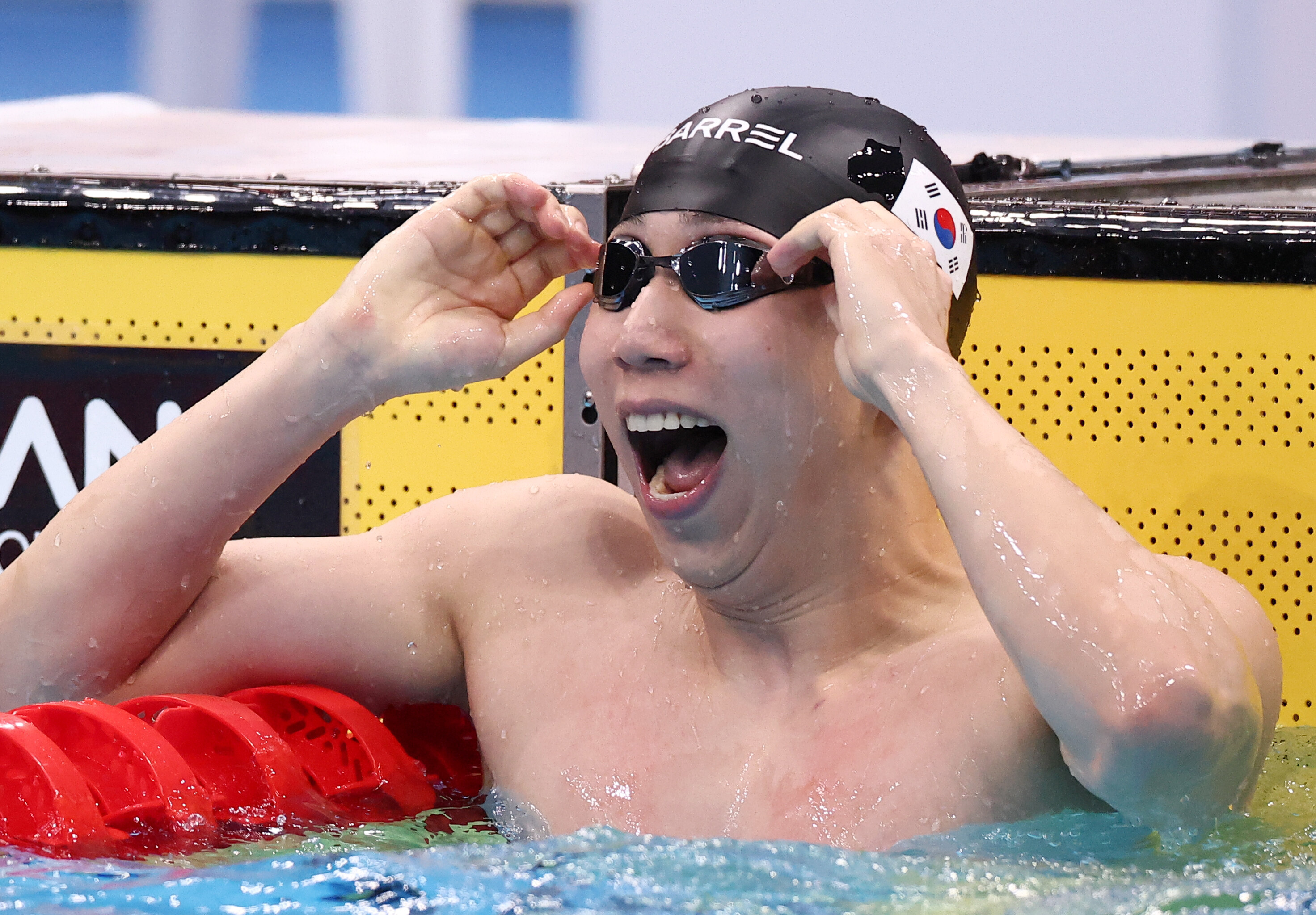 ▲ 24일 도쿄 아쿠아틱스 센터에서 열린 2026 아이치·나고야 아시안게임 수영 남자 200m 평영 결승. 한국 조성재가 동메달을 획득한 뒤 기록을 확인하며 환호하고 있다. ⓒ연합뉴스