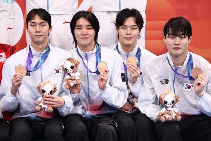 ▲ 21일 도쿄 아쿠아틱스 센터에서 열린 2026 아이치·나고야 아시안게임 수영 남자 800m 자유형 계영 결승에서 동메달을 획득한 김준우(왼쪽부터), 김우민, 이호준, 황선우가 메달을 들고 기념촬영을 하고 있다.ⓒ연합뉴스