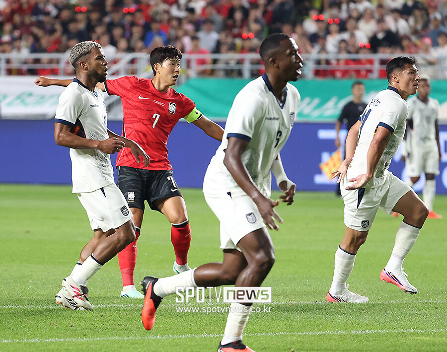 [포토S] 골대 바라보는 손흥민