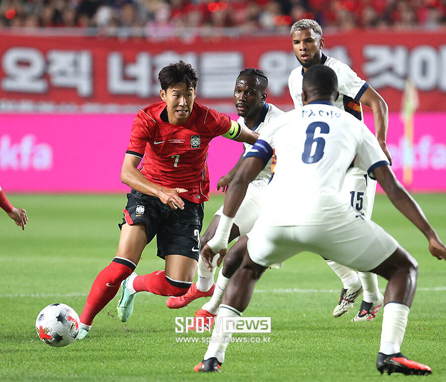 [포토S] 손흥민, '수비가 몇 명이야'