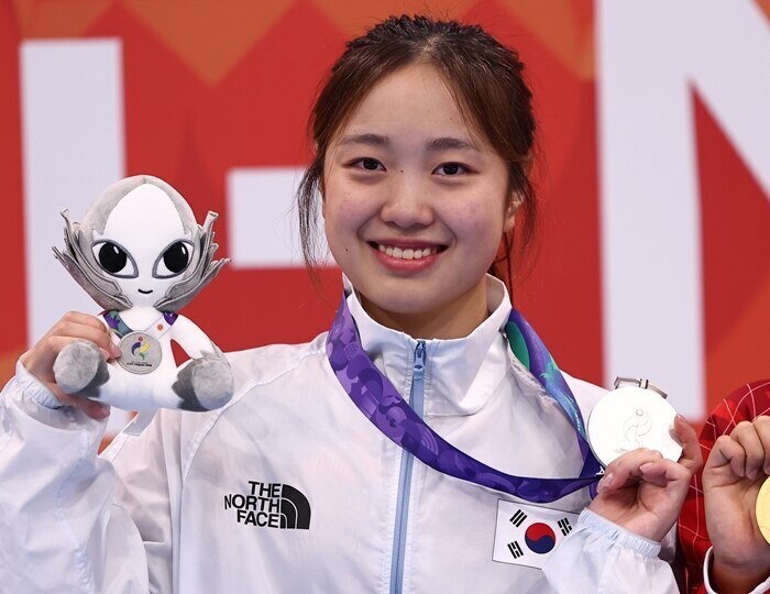 ▲ 24일 도쿄 아쿠아틱스 센터에서 열린 2026 아이치·나고야 아시안게임 수영 여자 200m 평영 결승에서 2분22초69의 기록으로 은메달을 획득한 한국 박시은이 메달을 들어보이고 있다. ⓒ연합뉴스