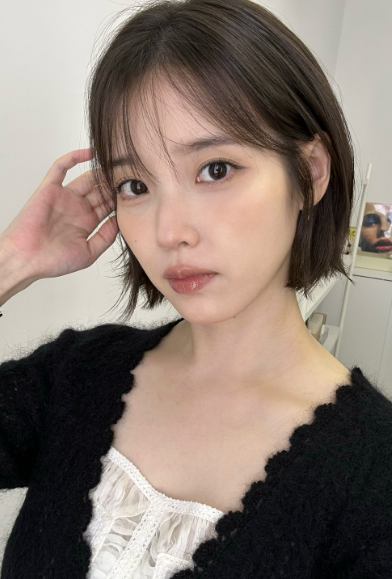 '현실 여친VS무대 여신' 아이유, 극과 극 온도차 단발 셀카