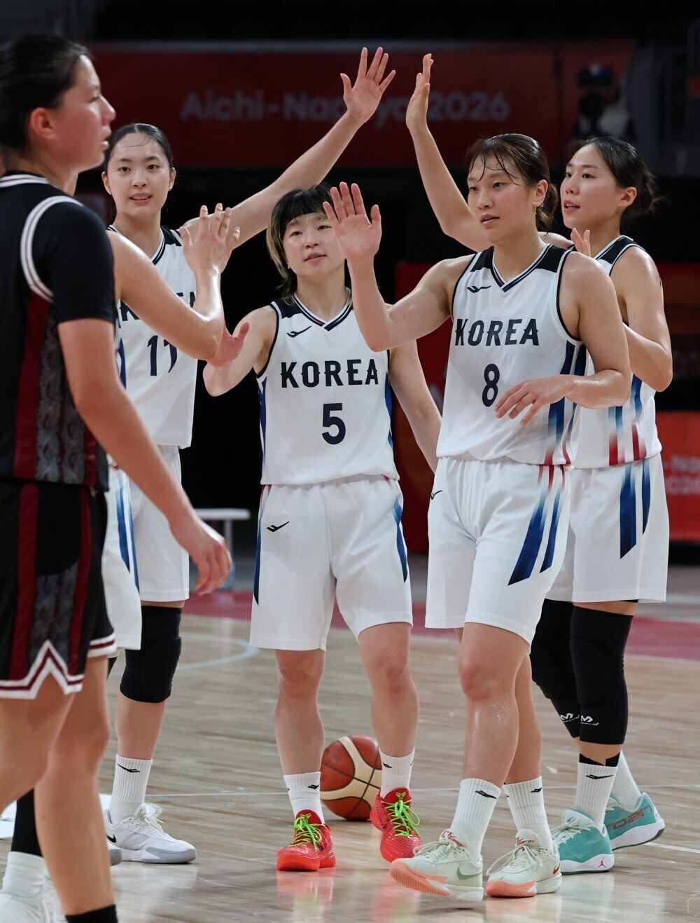▲ 박수호 감독이 이끄는 한국 여자농구 대표팀이 25일 중국을 무너뜨리고 결승 진출에 성공했다. 그리고 2014년 인천 아시안게임 이후 12년 만에 금메달에 도전한다. ⓒ연합뉴스
