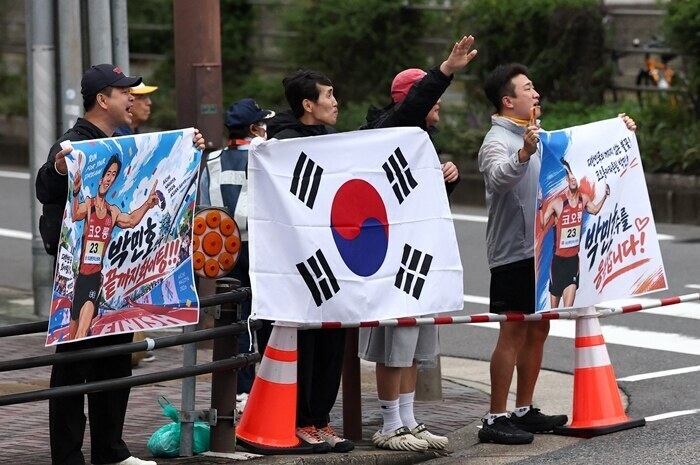 ▲ 26일 일본 나고야 팔로마 미즈호 스포츠 파크에서 마라톤 결승전을 응원하고 있다. ⓒ 연합뉴스/REUTERS