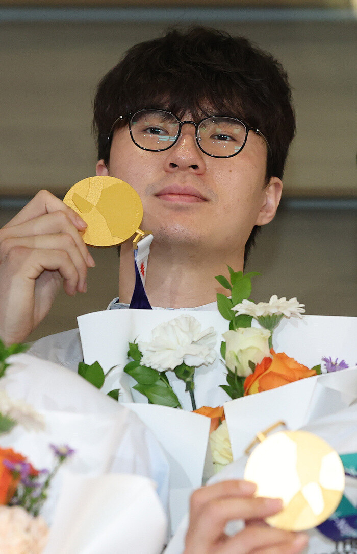 ▲ 12년 만에 아시안게임 금메달을 획득한 남자 농구대표팀의&nbsp;이현중이 21일 인천공항을 통해 귀국한 뒤 기념촬영을 하며 메달을 들어보이고 있다.ⓒ연합뉴스