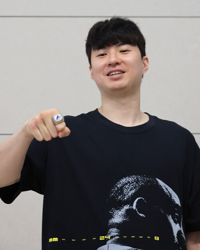 ▲ 2026 아이치·나고야 아시안게임 농구종목에서 금메달을 목에 걸고 귀국한 농구 국가대표&nbsp;이현중이 26일 포틀랜드 트레이닝 캠프 합류를 위해 인천국제공항을 통해 출국하며 나가사키 벨카 우승반지를 들어 보이고 있다.ⓒ연합뉴스