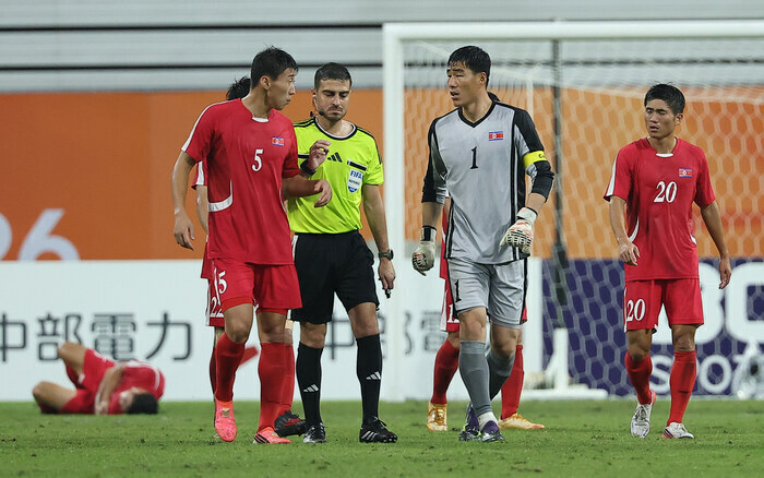 ▲ 26일 일본 아이치현 도요타 스타디움에서 열린 2026 아이치·나고야 아시안게임 축구 8강 북한과 일본의 경기. 북한 선수들이 심판 판정에 항의하고 있다ⓒ연합뉴스