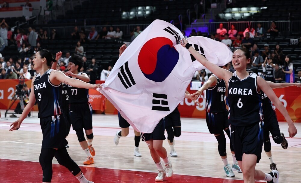 ▲ 박수호 감독이 이끄는 한국 여자농구 대표팀이 2014년 인천 아시안게임 이후 12년 만이자, 통산 5번째 금메달을 목에 걸었다. ⓒ연합뉴스