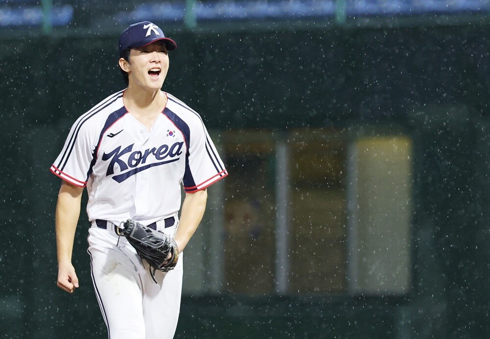 위기? 어쩌라고! 빗속의 최민석 '7이닝 9K 1실점' 혼신의 역투!…중국전 승리 9부 능선 넘었다
