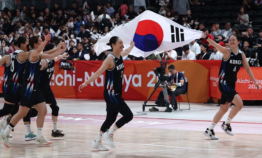 [나고야 NOW] “우리도 조금은 의심했다”…강이슬, 12년 만의 金으로 증명한 ‘원팀'의 힘