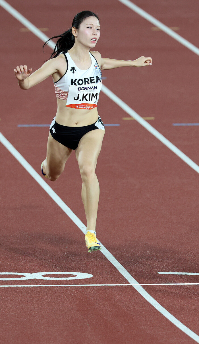 "한국 육상 여신, 말 안 나올 정도로 예쁘다" 일본 팬들, 나고야 트랙에 등장한 김주하에 환호…외모→기록→소신 발언까지