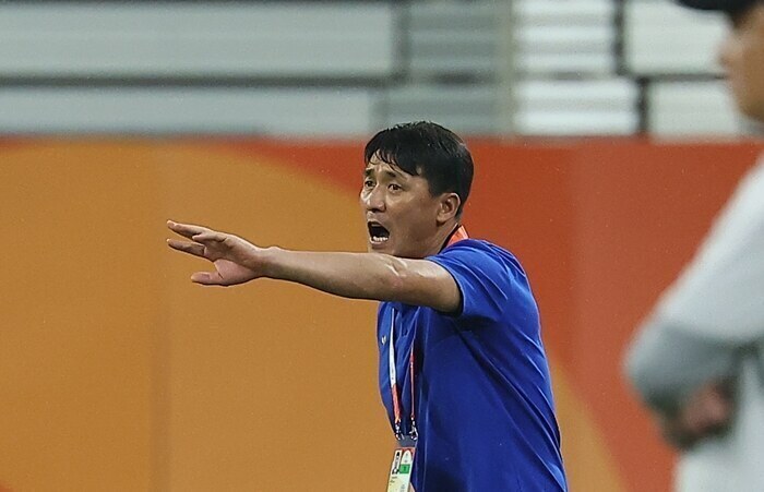 ▲ 26일 일본 아이치현 도요타 스타디움에서 열린 2026 아이치·나고야 아시안게임 축구 8강 북한과 일본의 경기. 북한 리광천 감독이 작전 지시를 하고 있다.ⓒ연합뉴스