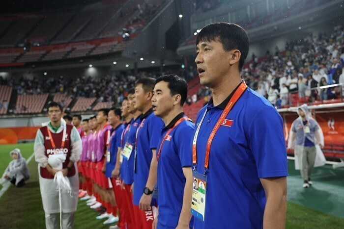 ▲ 26일 일본 아이치현 도요타 스타디움에서 열린 2026 아이치·나고야 아시안게임 축구 8강 북한과 일본의 경기. 북한 리광천 감독이 국가를 부르고 있다. ⓒ연합뉴스