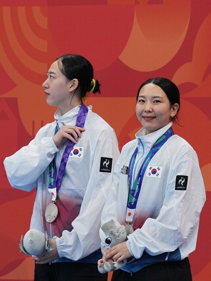 ▲ 도쿄에서 열린 아시안게임 여자 싱크로나이즈드 3m 스프링보드 결승전에서 은메달을 획득한 한국의 김수지와 김나현이 메달을 목에 걸고 시상대에 서 있다.ⓒ연합뉴스/AP