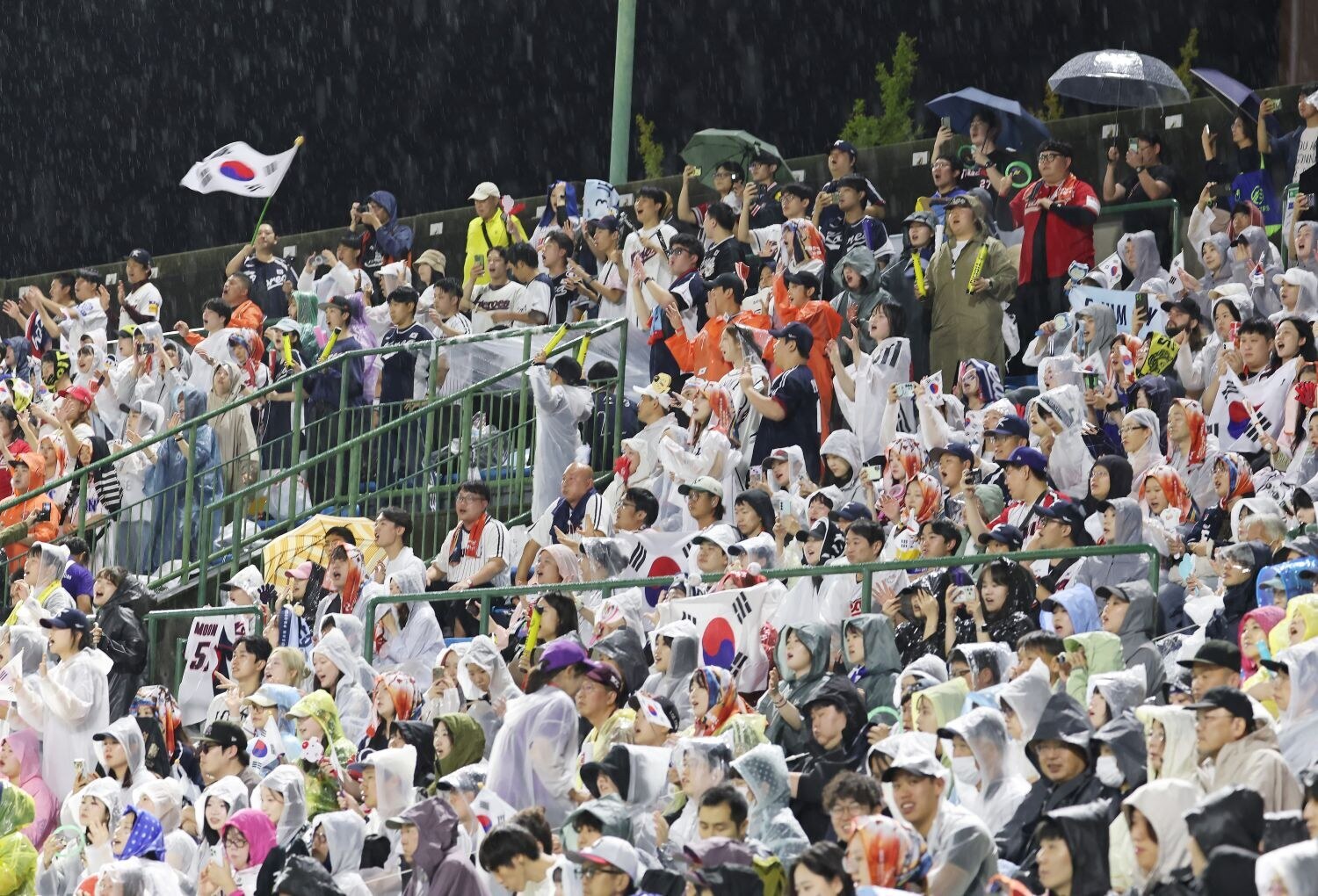 ▲ 일본 현지 팬들보다 더 큰 목소리로 응원한 한국 응원단 ⓒ연합뉴스