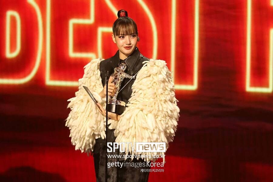[속보] 블랙핑크 리사, 'MTV VMA'서 '베스트 팝' 수상…亞 솔로 최초