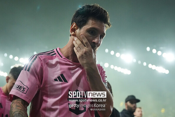 "리오넬 메시, 현역 은퇴 고려 중" 사상 초유의 '오피셜' 뜰까..."2026년 끝나면 축구화 벗을 수도"