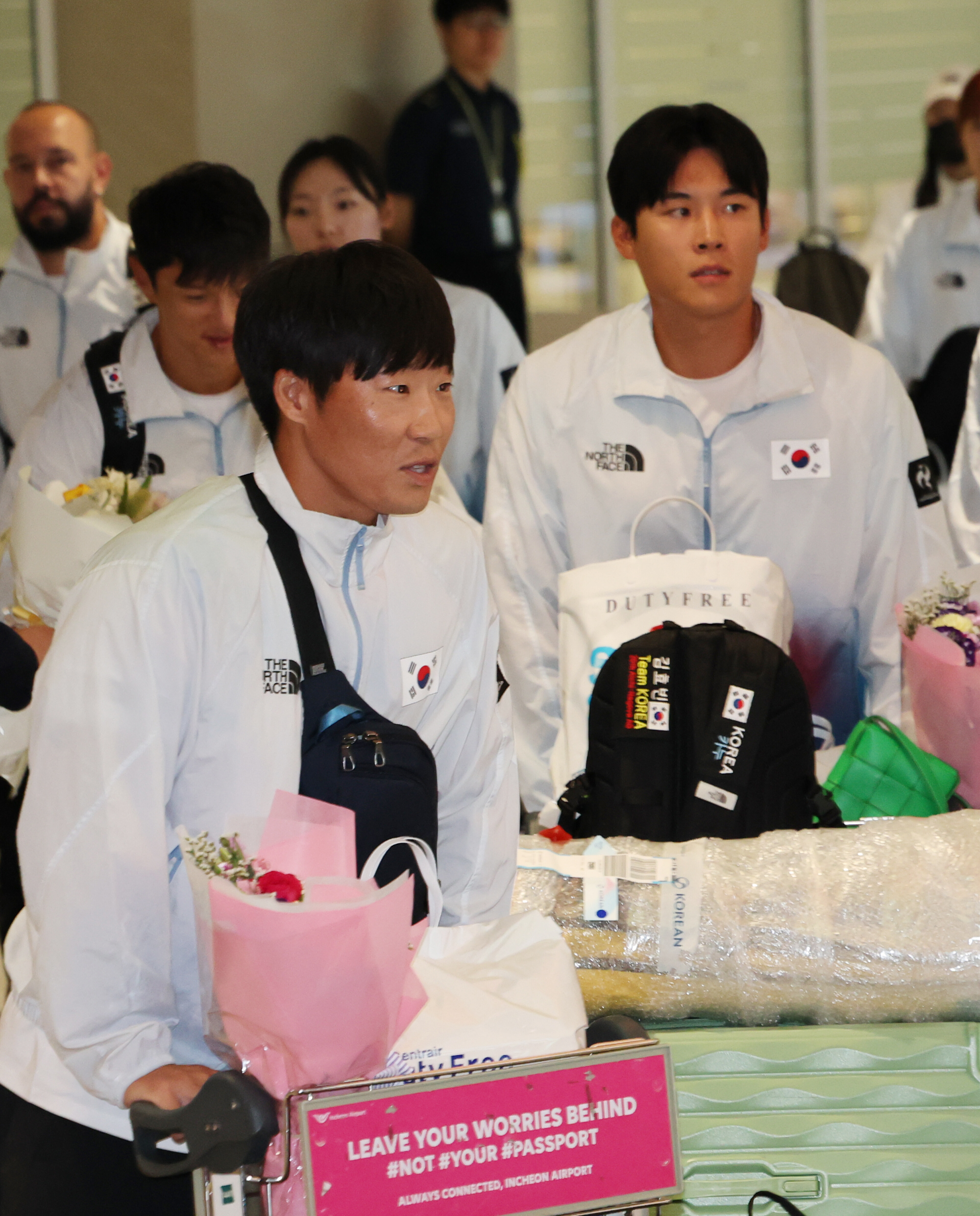 ▲ 27일 인천국제공항으로 귀국해 '금의환향'한 김효빈(오른쪽)은 스포티비뉴스와 인터뷰에서 "그간 열심히 준비해온 과정이 떠올라 감정적으로 흔들렸던 것 같다. 어려운 환경 속에서도 성과를 냈다는 생각에 뿌듯함이 컸다. 여러 감정이 뒤섞였다"고 돌아봤다. ⓒ연합뉴스