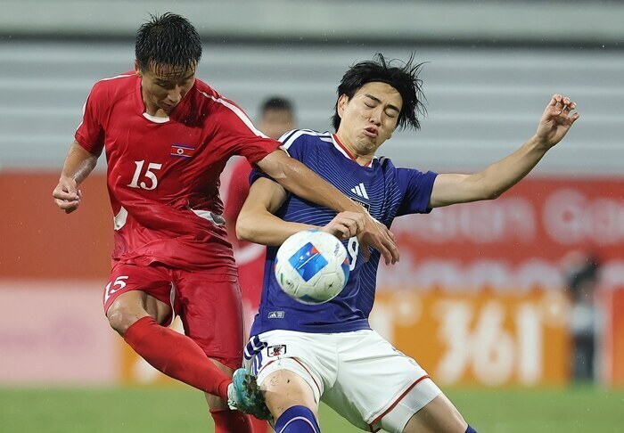 ▲ 26일 일본 아이치현 도요타 스타디움에서 열린 2026 아이치·나고야 아시안게임 남자 축구 8강 북한과 일본의 경기. 북한 라명성이 몸싸움을 하고 있다. ⓒ연합뉴스