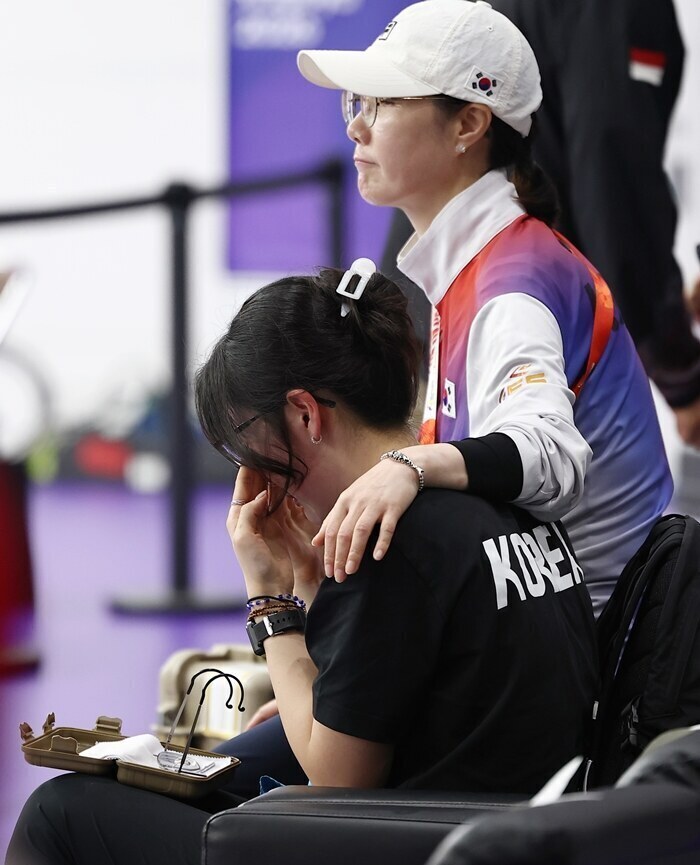 ▲ 28일 일본 아이치현 종합사격장에서 열린 2026 아이치·나고야 아시안게임 사격 여자 25ｍ 권총 개인전 본선 겸 단체전. 한국 양지인이 경기가 끝난 후 눈물을 닦고 있다. 양지인은 이 경기에서 21발째 격발 지연으로 0점을 기록했다. ⓒ연합뉴스